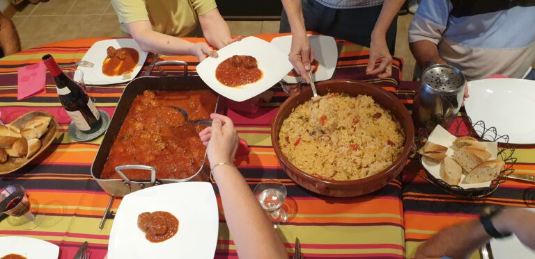 Rougail saucisse et riz espagnol (table d'hôtes Quercy Vélo Dodo)