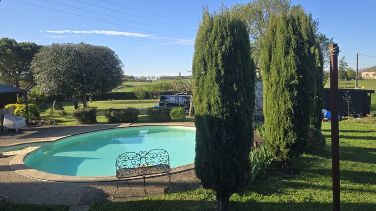 La piscine vue depuis le studio