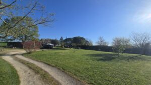vue du jardin depuis l'entrée