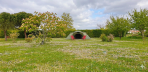 tente équipée dans le jardin