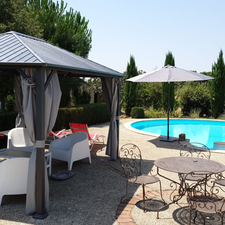 piscine et terrasse en plein été