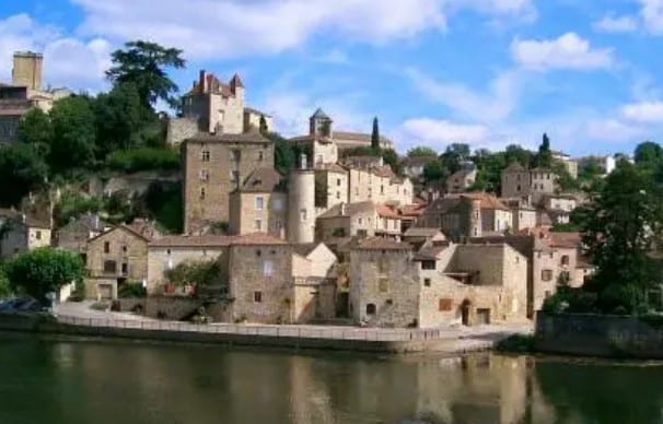 Puy l'Evêque vue du Lot rive gauche